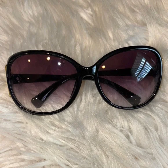 Elegant Black Sunglasses - Picture 1 of 7